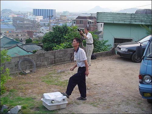 야구방망이로 통을 울려 새들을 쫓는 모습 